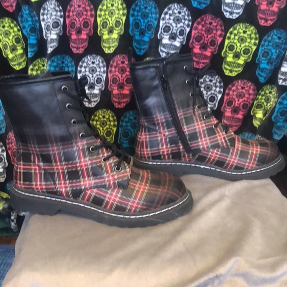 Wild pair plaid boots - Picture 3 of 7